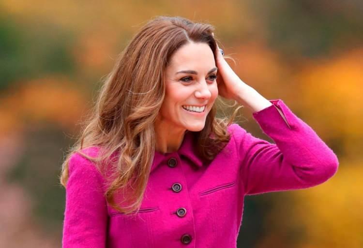 <p><span style="color:#000000"><strong>Kraliçe II. Elizabeth'in ölümünün ardından çeşitli ziyaret ve etkinliklere katılan ünlü çiftin 'hoşgörülü ve yardımsever' tavırlarının yanı sıra stillerinde de değişikliklere yer verildiği görüldü. Çoğu zaman halk önüne çıkmaktan kaçınan Kate Middleton'ın göz önünde olma hamleleri tahta hazırlık olarak yorumlanıyor. </strong></span></p>