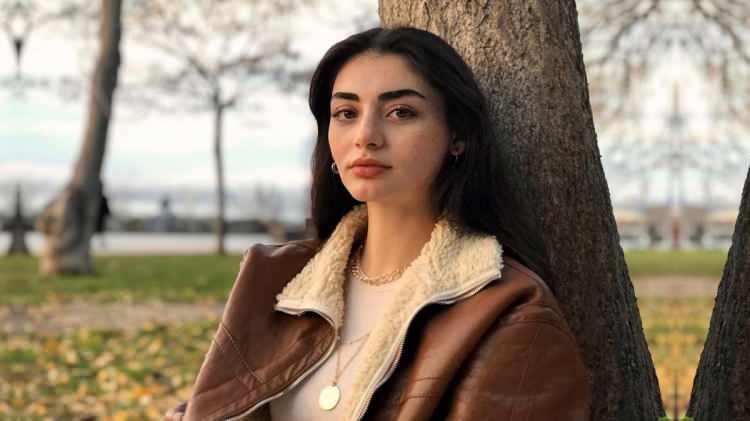 <p><span style="color:#FF0000"><strong>"BEN ONUN KALBİNE AŞIĞIM"</strong></span></p>
<p><span style="color:#000000"><strong>Annesine olan benzerliği hatırlatılan Törer, "Annem çok güzel bir kadındır. Ben onun bir kere zaten kalbine aşığım. Güzel bir kalbi vardır. Ama gözleri beni benden alıyor. Birazcık bana kaldıysa o miras tabii ki ne mutlu bana. Ama onun dışında güzellik çok da bir şey değil. İkinci planda." diyerek sözlerini tamamladı.</strong></span></p>