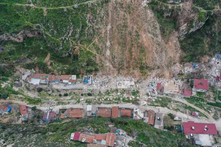 <p>Ablasının evinin de dağdan kopan kayalar nedeniyle yıkıldığını belirten Doğru, şunları anlattı:</p>

<p>"Kayalar olmasaydı, mahallemizde kimsenin burnu kanamazdı. Kayaların altında kalan bir kadının ayağını kesmek zorunda kaldılar. </p>
