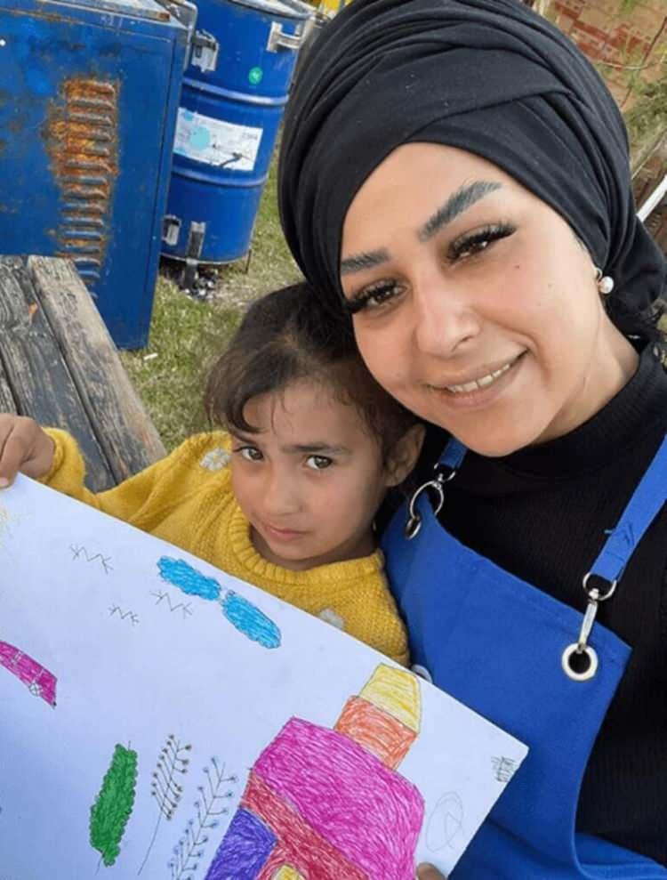 <p><span style="color:#000000"><strong>Beraber mumları üfleyen çocuklarla fotoğraflarını paylaşan Tokelli,</strong></span></p>