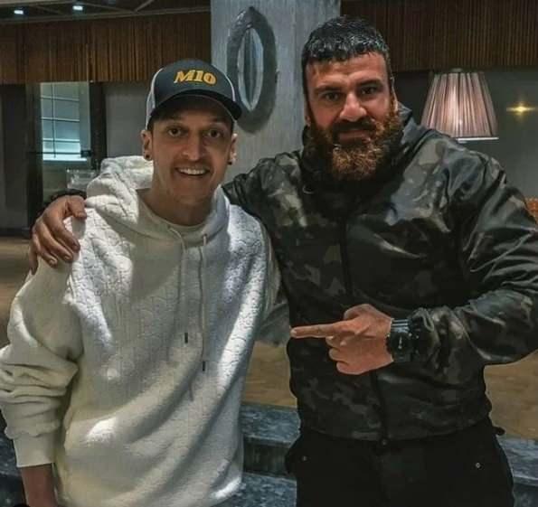 <p><span style="color:#800000"><strong>Geçtiğimiz günler de de Kuruluş Osman dizisinde Osmangazi'nin Alpleri arasında rol alan Tolga Akkaya, Mesut Özil’le bir araya gelerek milyonlarca kişiyi merakta bırakmıştı. </strong></span></p>