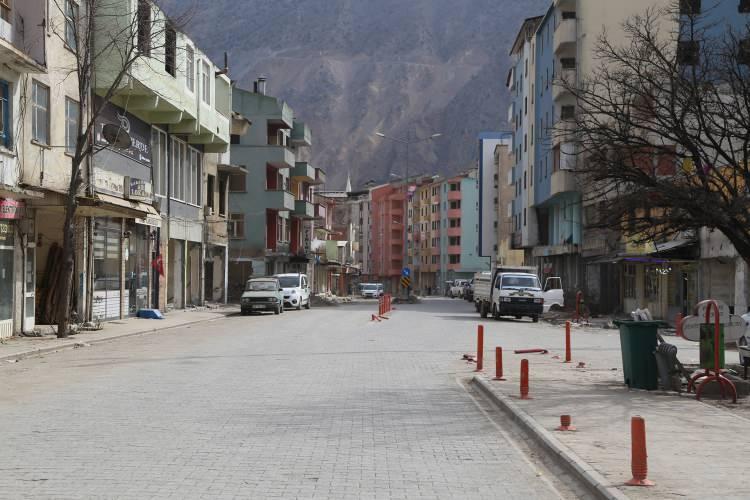 <p>Komşular değişik, farklı komşular var, yer değişik, ev değişik. Ben müstakil evde kalıyordum. Şimdi apartmanda kalıyorum, apartman kültürüne ben alışık değilim. Çok tuhafıma geliyor. Böyle değişik şeyler oluyor hayatımızda bir yandan üzücü fakat devletimiz için, milletimiz için de gerekli olan bir şey bu yapılması lazım buna da bir şey diyemiyoruz” diye konuştu.</p>

