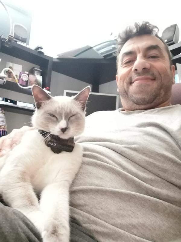 <p>Kalp hastalığı olduğu bilinen Oral, 9 Mart tarihinde acil müdahale eğitiminden sonra yeniden kalp krizi geçirdi. Tüm müdahalelere rağmen kurtarılamayan Oral, 50 yaşında hayatını kaybetti. </p>
