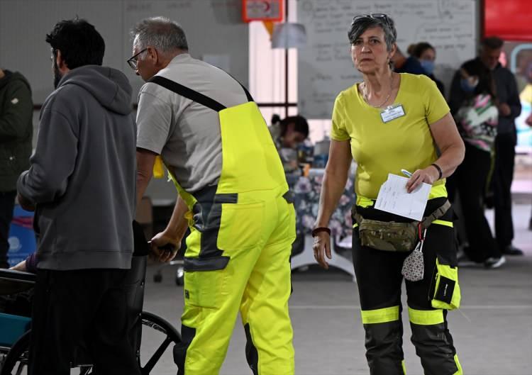 <p>Birçok yaralıya müdahale ettiklerini dile getiren Lorenz, "İnsanları tedavi ederken önceliği hangisine vereceğimi bazen bilemediğim için o beni zorladı. Hastanede de ihtiyaç olan her istasyonda bulunmaya çalışıyorum. Çoğunlukla ağrısı ve kaşıntısı olanları bana yönlendiriyorlar. Ben de kremlerle yardımcı oluyorum." dedi.</p>
