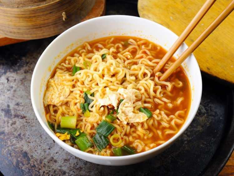 <p><span style="color:#800000"><strong>Uzmanlar, spor yapan ya da dengeli beslenen kadınların bile haftada 2 kereden fazla hazır noodle tüketmemesi gerektiği konusunda uyarıyor.</strong></span></p>

<p> </p>
