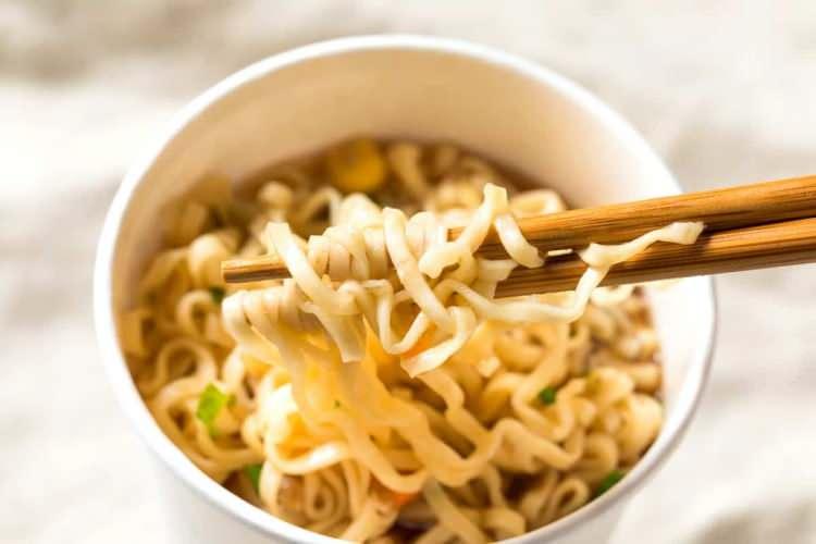 <p><span style="color:#800000"><strong>NOODLE KISIRLIK YAPAR MI?</strong></span></p>
<p><span style="color:#800000"><strong>Hazır çorba ve noodle"lar herhangi bir besleyici öğe içermemektedir.</strong></span></p>
<p><span style="color:#800000"><strong>Besleyici öğelerin yerine katkı maddeleri içerirler, bunların bazıları toksik bir koruyucu olan tersiyer bütil hidrokinon (TBHQ) içerir. Bu katkı maddeleri noodle"larla beraber midede kalır ve bu da uzun süren noodle"ları sindirme çabası sırasında birçok ciddi sağlık sorununa yol açabilir.</strong></span></p>
