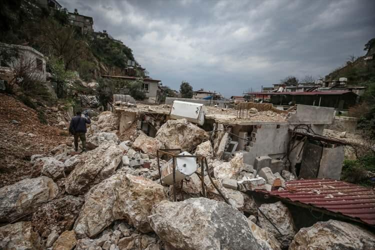<p>Birkaç saniyeyle hayatını kurtaranlar oldu. Evimden kaçarken düşen kayaların birbirine çarparak çıkardığı kıvılcımları gördüm. Şimşek gibi çakıyordu. Bir yandan deprem, bir yandan kayalar, bir yandan da yağmur, Allah kimsenin başına vermesin."</p>

