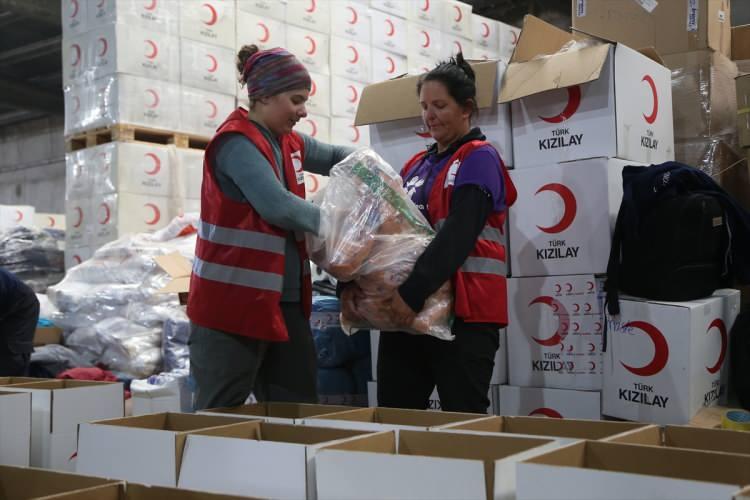 <p>Türk Kızılay Kahramanmaraş Lojistik Deposu çalışanlarına entegre edilen ABD'li gönüllüler, depoda görevlilerle gıda kolisi paketliyor.</p>
