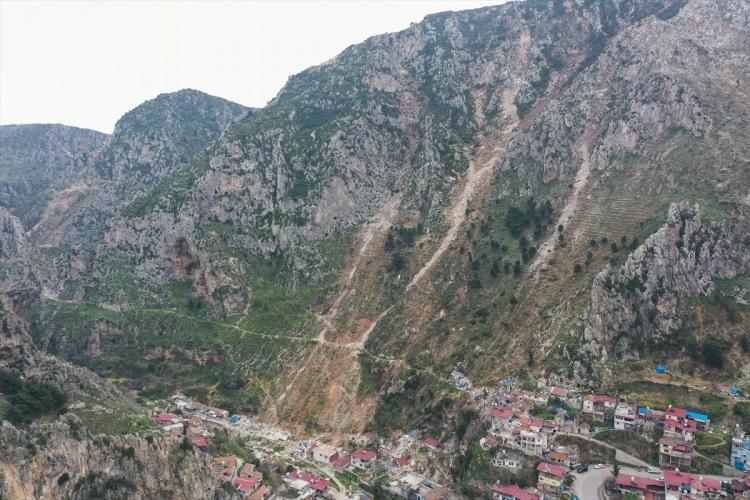 <p>Çok korktuklarını ifade eden Daglı, "Kayalar birbirine çarparak dağdan indi. Bazı evler tamamen yıkıldı. Antakya merkezinin halini görünce halimize şükrettik. </p>
