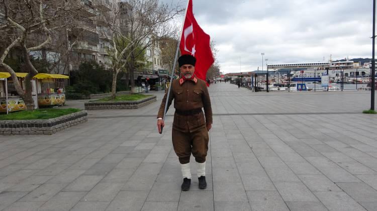 <p>Bundan 108 yıl önce yine aynı şekilde Türkiye’nin dört bir yanından Çanakkale’ye geldiler. Burada bayrağımızın var olması için savaştılar. Bu bayrağı, vatanı teslim eden tüm şehitlerimizden Allah razı olsun. </p>
