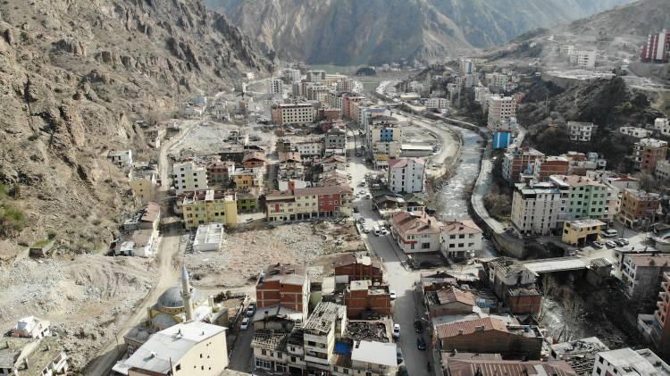 <p>Baraj kapaklarının kapanmasıyla, su seviyesi 78 metrenin üzerine çıktı. Depolanan su miktarı ise 83 milyon metreküpe ulaştı. Karayolları başta olmak üzere, köy evleri ve mahalleler birer birer sular altında kaldı. </p>
