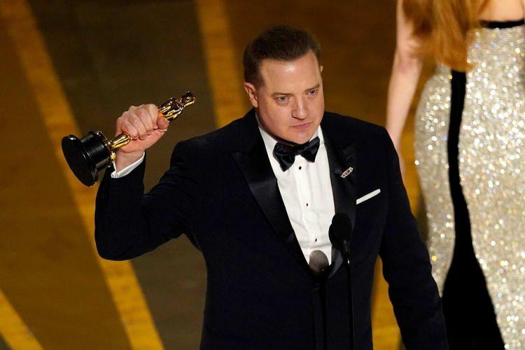 <p><span style="color:#000080"><strong>Amerikan Sinema Sanatları ve Bilimleri Akademisi tarafından 95'incisi d&uuml;zenlenen Oscar &ouml;d&uuml;llerine damga vuran isimlerden biri de The Whale filmi ile Oscar'da 'En İyi Erkek Oyuncu' &ouml;d&uuml;l&uuml;n&uuml; alan Brendan Fraser oldu.&nbsp;</strong></span></p>
