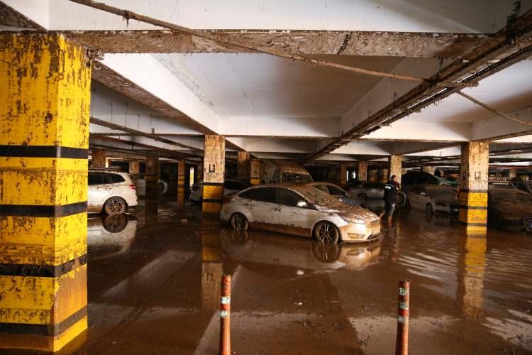 <p>Selin otoparkta büyük maddi hasara neden olduğunu ifade eden Özer, şöyle konuştu:</p>
<p>"Asrın felaketi bir deprem yaşadık, ikinci bir felaket daha geldi. Bir anda, 8 dakikada bu tesis suyla doldu. Otoparkçılar canını zor kurtardı. </p>