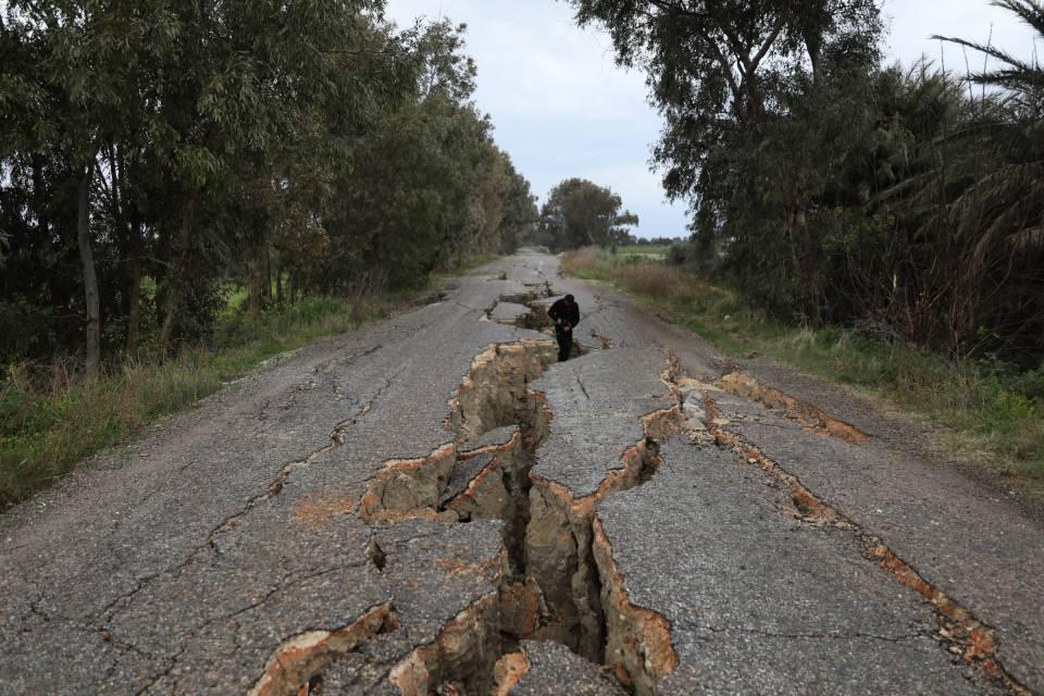 <p>Tarım arazileri ile Asi Nehri arasında kalan yolda da bir insanın girebileceği boyutta boşluklar meydana geldi. </p>
