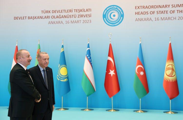 <p>Cumhurbaşkanı Recep Tayyip Erdoğan, Cumhurbaşkanlığı Sergi Salonu'nda gerçekleştirilen Türk Devletleri Teşkilatı (TDT) Olağanüstü Zirve Toplantısı'na katılan Azerbaycan Cumhurbaşkanı İlham Aliyev'i karşıladı.</p>

<p> </p>
