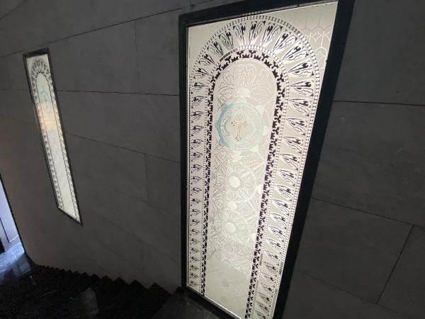 <p>İç yapısının büyük bir kısmında mermer kullanılan yapının, pencerelerinde işlemeli camlar, kapılarında ise, Hristiyan motiflerinin de yer aldığı ahşap oymalar kullanıldı.</p>
