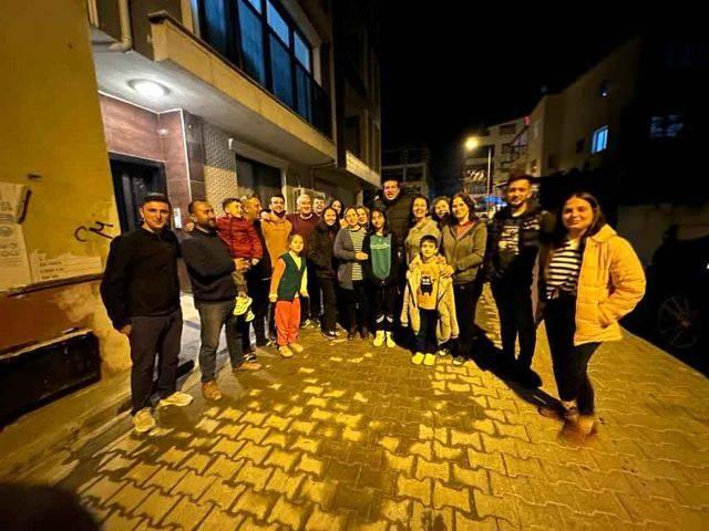 <p><span style="color:#008080"><strong>Hassan ayrıca, </strong></span><span style="color:#8B4513"><strong>"Yardım edin, depremin yaralarını hep birlikte saralım"</strong></span><span style="color:#008080"><strong> diyerek vatandaşlara çağrıda bulundu. Sonrasında ünlü yıldız deprem bölgesinden Kuşadası'na gelerek Davutlar Mahallesi'ndeki Gençlik Kampına yerleştirilen afetzedeleri de ziyaret etti. Tamer Hassan, kampın tüm ihtiyaçlarını karşıladı.</strong></span></p>
<p> </p>