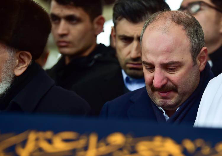 <p>Fatih Camisi'nde düzenlenen cenaze töreninde Bakan Varank ve ailesi, taziyeleri kabul etti.</p>
