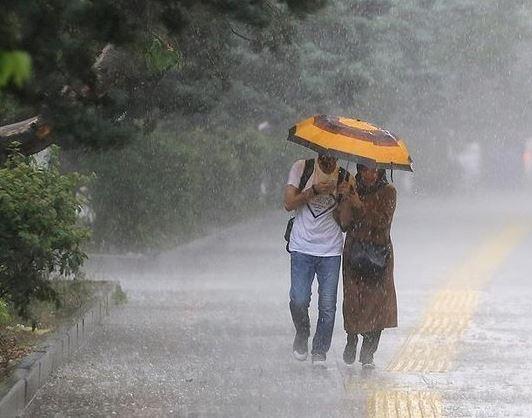 <p><strong>CEP TELEFONLARINA SMS GÖNDERİLDİ</strong></p>

<p> </p>

<p>Diğer yandan Meteoroloji tarafından Antalya'da merkez ve doğu ilçelerinde yarın öğleden sonra beklenen şiddetli yağışlar için tedbirli olunması yönünde 'turuncu kod' uyarısı yapıldı. Afet ve Acil Durum Yönetimi Başkanlığı (AFAD) tarafından da kentte oturanların cep telefonuna uyarı mesajı gönderildi.</p>
