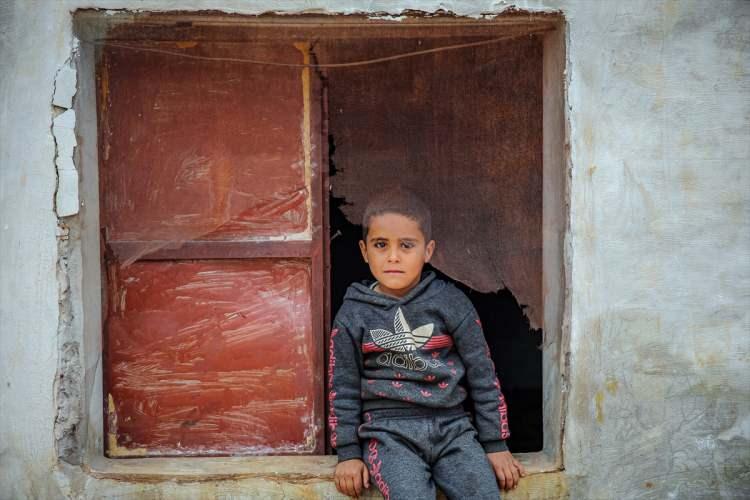 <p>Gösterilerin ardından yaşanan iç savaşta çok sayıda Suriyeli evsiz kalırken bu durumdan en çok çocuklar etkilendi. İdlib ve çevresinde kurulan çok sayıda sığınmacı kampında çocuklar, zor koşullar altında büyüyor.</p>
