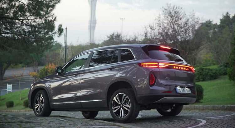 <p><strong>SKYWELL ET5</strong></p>
<p>150 kW güç üreten bir elektrikli motora sahip olan Çinli Skywell ET5, kullanıcılarına 520 km’lik bir menzil mesafesi sunuyor. Bu otomobil hızlı şarj ile 40 dakikada yüzde 80 doluluk oranını yakalıyor.</p>
<p> </p>