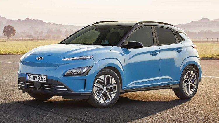 <p><strong>HYUNDAI KONA</strong></p>
<p>Korelilerin elinden çıkan Kona da bu pazarda bulunuyor. 204 hp gücü ve 395 Nm torku ile Kona, 7,9 saniyede 0-100 km/sa. hızlanmasını tamamlıyor. Kona 64 ve 39,2 kWh olmak üzere iki farklı batarya seçeneği ile geliyor.</p>