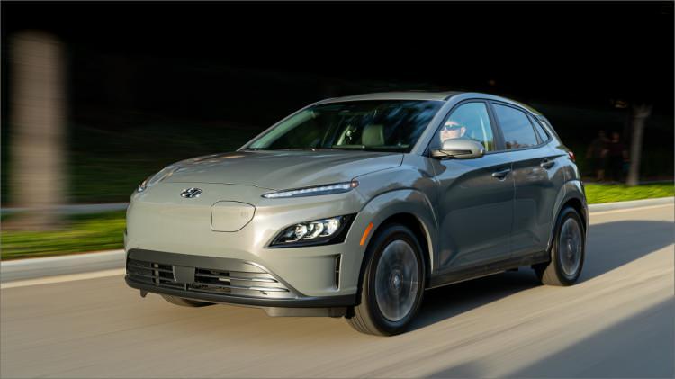<p><strong>HYUNDAI KONA </strong></p>
<p>Fiyatı ise 1 milyon 79 bin TL’den başlıyor. Şunu da belirtmekte fayda var, Kona boyut olarak TOGG’un bir sınıf altında yer alıyor.</p>