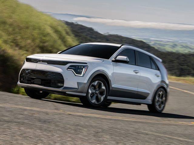 <p><strong>KIA EV6 VE NIRO</strong></p>
<p>KIA EV6’nın en üst seviye versiyonunda çift elektrik motoru ve 4 tekerden çekiş sistemi görülüyor. 2 adet elektrik motoru toplamda 585 beygir güç ile 740 Nm tork üretiyor. </p>