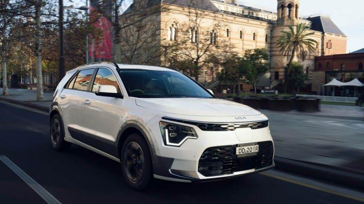 <p><strong>KIA EV6 VE NIRO</strong></p>
<p>6,2 saniyelik 0-100 km/sa. hızlanma süresi bulunan EV 6’nın menzili ise 420 kilometre. Aracın fiyatı 2,2 milyon TL. Aynı markanın Elektrikli Niro modelinin fiyatı ise 1,4 milyon TL.</p>