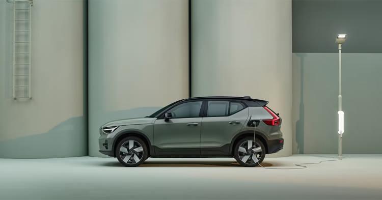 <p><strong>VOLVO XC40</strong></p>
<p>Volvo’nun kompakt SUV modeli XC40’ın elektrikli versiyonu Recharge, TOGG’un bir başka rakibi. Tek bir şarj ve 408 beygir güç çıkışıyla 418 kilometre menzil sunan aracın pillerinin, yaklaşık 40 dakikada yüzde 80 düzeyinde şarj edilebildiği belirtiliyor. </p>