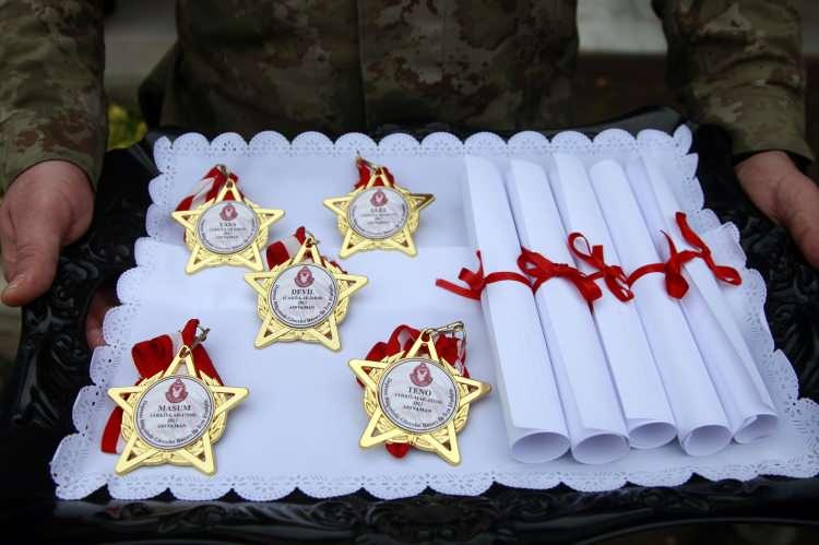 <div><strong>MADALYA İLE ÖDÜLLENDİRİLDİLER</strong></div>

<div> </div>

<div>29 askeri köpekli tim, enkazdan 78 kişinin kurtarılmasını sağlarken, canlı tespiti yaparak arama-kurtarma ekiplerini yönlendiren köpeklerin, enkazda işaretledikleri noktalardan açılan yaşam koridorları ile yüzlerce kişi de yeniden hayata tutundu. Bursa’daki Askeri Veteriner Okulu ve Eğitim Merkezi Komutanlığı Köpek Üretim ve Eğitim Tabur Komutanlığı’nda görevli 5 tim de Adıyaman’daki çalışmalara katıldı. En küçüğü 11 aylık, en büyüğü 2 yaşında olan Labrador Retriever ile Belçika Malinois cinsi 4 arama ve 1 ceset arama köpeği, 3 haftalık çalışmanın ardından timleri ile birlikte birliğine döndü. ‘Yasa’, ‘Masum’, ‘Devil’, ‘Alel’ ve ‘Teno’ isimli köpeklere, ilk görevlerini başarıyla tamamladıkları için Tabur Komutanlığı’nda düzenlenen törenle madalyaları verildi.  </div>

<div> </div>
