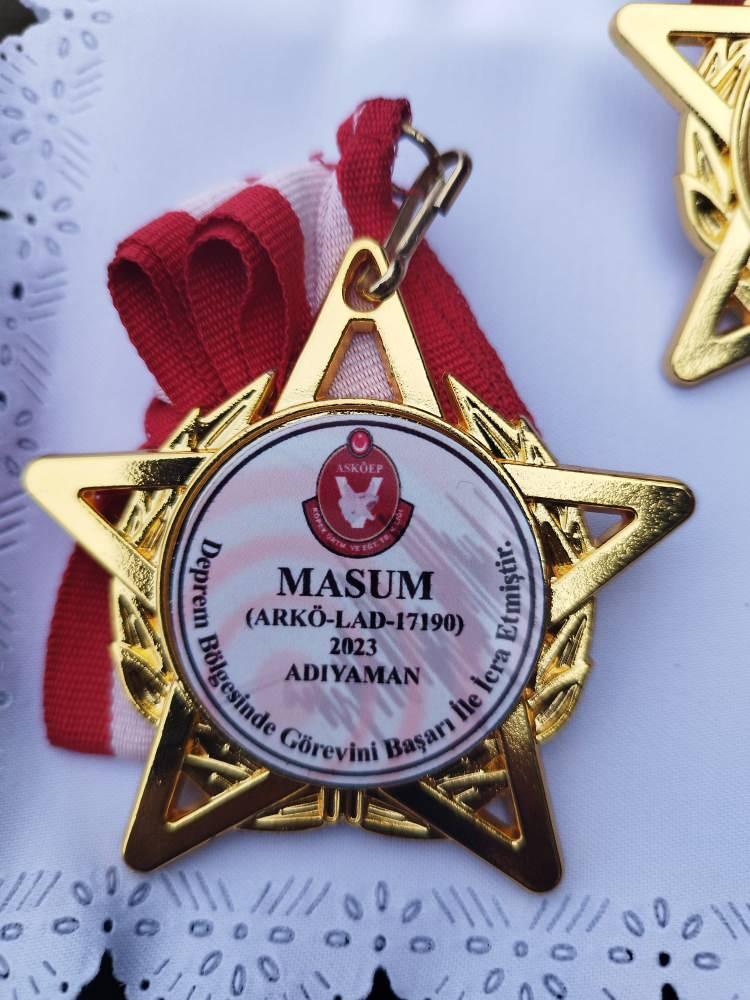 <p>Arama k&ouml;peklerinin eğitim s&uuml;re&ccedil;lerinin 20 ayda tamamlandığını ancak Yasa&rsquo;nın 11 aylık olmasına rağmen &uuml;st&uuml;n başarı g&ouml;sterdiğini belirten Deveci, &ldquo;Yasa 11 aylık ama g&ouml;reve hazır, zeki bir k&ouml;pek. İlk g&ouml;rev yeri olarak Adıyaman'da depremde yardımcı olduk&rdquo; ifadelerini kullandı.</p>
