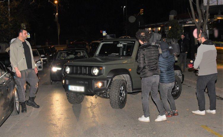 <p><span style="color:#000000"><strong>Daha sonra ters yoldan dönüş yapan Kaygılaroğlu, trafiği de birbirine katarak uzaklamaya çalıştı.</strong></span></p>
