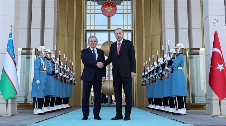 <p><strong>Mirziyoyev: “Türk halkına seçimlerde kardeşimiz Erdoğan’ı desteklemeleri çağrısında bulunuyoruz”</strong></p>

<p>Türk Devletleri Teşkilatı dönem başkanı olan Özbekistan Cumhurbaşkanı Şevket Mirziyoyev, zirvede yaptığı konuşmada, deprem gibi sınamalı bir dönemde kardeş Türk milletinin eşsiz cesaret, yiğitlik, güçlü irade ve yüksek seferberlik ruhuyla Cumhurbaşkanı Erdoğan’ın etrafında kenetlendiğini söyledi.</p>

<p> </p>

