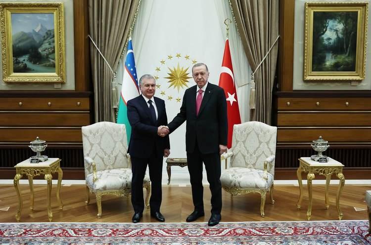 <p>Son 20 yılda Cumhurbaşkanı Erdoğan’ın liderliğinde Türkiye’nin uluslararası arenadaki itibarı ve nüfuzunun arttığını belirten Mirziyoyev, <strong>“Türkiye’nin küresel ekonomi ve politikadaki yeri ve etkisi giderek artıyor. Modern ve kudretli Türkiye’nin bugünkü tüm başarılarında ve elde ettiği kazanımlarında hürmetli Cumhurbaşkanı’nın emsalsiz katkıları olduğunun altını özellikle çizmek istiyorum. Dolayısıyla tüm kardeş halklarımız adına, Türk halkına seçimlerde aday olan kardeşimiz Recep Tayyip Erdoğan’ı desteklemeleri çağrısında bulunuyoruz. Bu ortak arzumuzun bugün kabul edilecek olan Ankara Bildirisinden de yer alması uygun olacaktır.”</strong> diye konuştu.</p>
