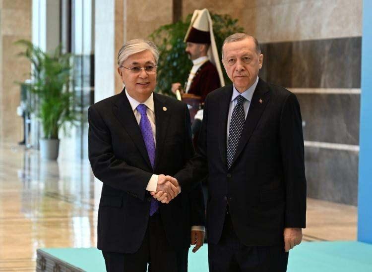 <p><strong>Tokayev: “Türk halkı size gerekli desteği verecektir”</strong></p>

<p><br />
Kazakistan Cumhurbaşkanı Kasım Cömert Tokayev de depremin ardından uluslararası toplumun Türk halkına sağladığı geniş destek ve yardımın Cumhurbaşkanı Erdoğan’ın yüksek itibarının ve ülkesinin çıkarları için özverili çalışmasının bir sonucu olduğunu ifade etti.</p>

<p> </p>
