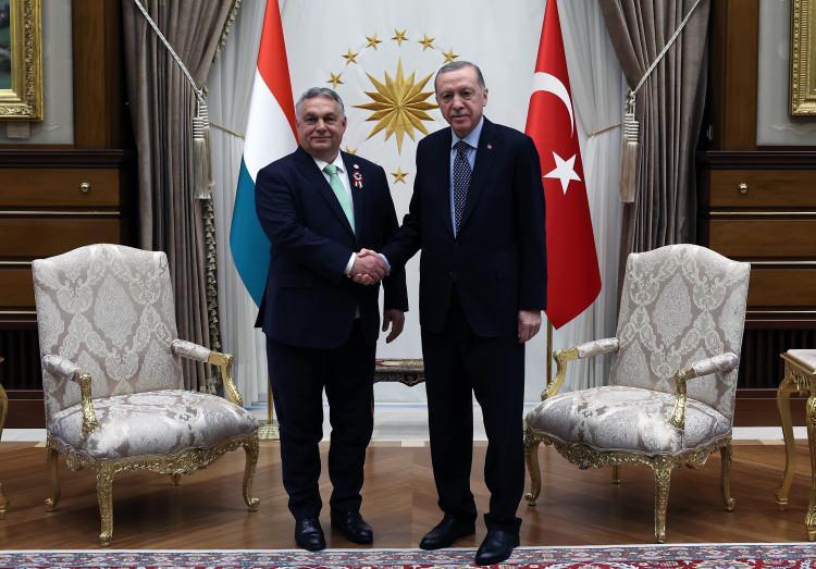 <p><strong>Orban: “Erdoğan’ın liderliğinde yeniden inşa sürecinin de başarılı olacağına eminim”</strong></p>

<p> </p>

<p> </p>

<p>Macaristan Başbakanı Viktor Orban ise Cumhurbaşkanı Erdoğan’ın liderliği altında gerçekleşen Türkiye’deki büyük gelişimi ve harika gelişmeleri bizzat gördüğünü belirterek, yeniden inşa sürecinin de başarılı olacağına emin olduğunu dile getirdi. </p>

<p> </p>
