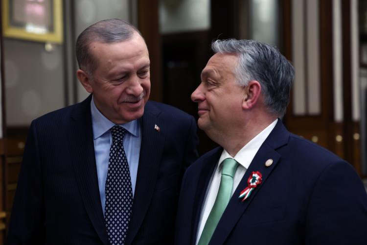 <p>Rusya-Ukrayna savaşında taraflar arasında bugüne kadar başarılı bir şekilde müzakere yürüten tek kişinin Cumhurbaşkanı Erdoğan olduğunu belirten Orban,<strong> “Sayın Cumhurbaşkanı Erdoğan’ın girişimlerine müteşekkiriz ve bu girişimlerini gelecekte de sürdürmesini rica ediyoruz. Barışın sağlanması sadece bu şekilde olabilir.” </strong>dedi.</p>
