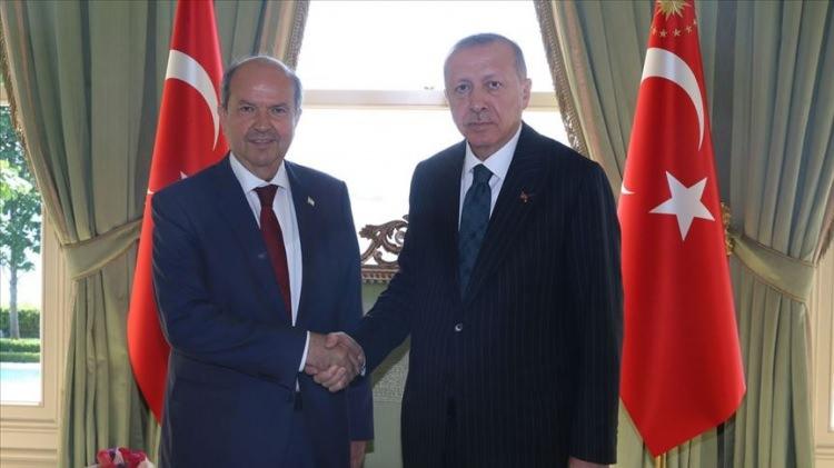 <p>Ersin Tatar, <strong>“Doğu Akdeniz’deki Türk varlığının devamı için onurlu mücadelesini ve direnişini sürdüren bir halkın Cumhurbaşkanı olarak şahsıma sizlere hitap etme fırsatı veren başta Türkiye Cumhuriyeti Cumhurbaşkanı Sayın Recep Tayyip Erdoğan olmak üzer tüm emeği geçenlere teşekkür ediyorum.”</strong> dedi.</p>
