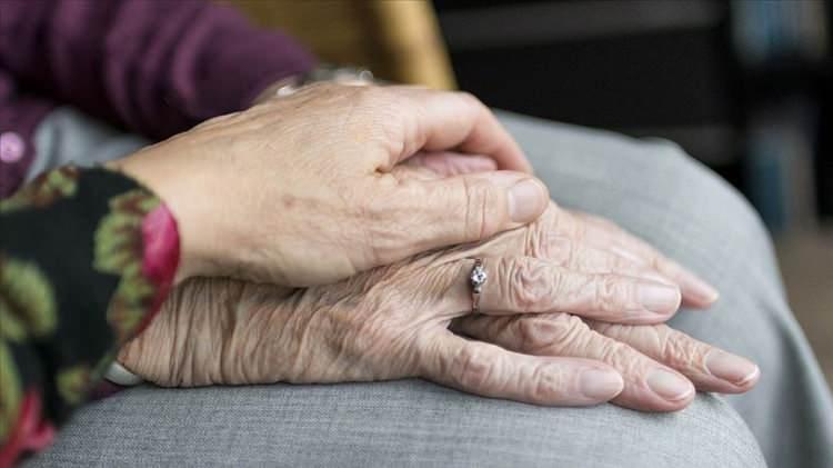 <p>Küresel yaşlanma süreci olarak adlandırılan "demografik dönüşüm" sürecinde olan Türkiye'de, doğurganlık ve ölümlülük hızlarındaki azalmayla birlikte sağlık alanında kaydedilen gelişmeler, yaşam standardının, refah düzeyinin ve doğuşta beklenen yaşam süresinin artmasıyla nüfusun yaş yapısı şekil değiştirdi. Çocuk ve gençlerin toplam nüfus içindeki oranı azalırken yaşlıların toplam nüfus içindeki oranı artış gösterdi. Türkiye, oransal olarak yaşlı nüfus yapısına sahip ülkelere göre hala genç bir nüfus yapısına sahip olsa da yaşlı nüfus sayısal olarak oldukça fazla.</p>
<p> </p>