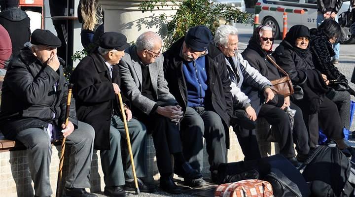<p>En az bir yaşlı fert bulunan haneler içinde tek kişilik yaşlı hanehalkı oranının en yüksek olduğu il, 2022 yılında yüzde 35,5 ile Burdur oldu. Bu ili yüzde 35 ile Balıkesir, yüzde 34,5 ile Çanakkale izledi. Bu oranın en düşük olduğu il ise yüzde 7,8 ile Hakkari oldu. Bu ili yüzde 13,5 ile Batman, yüzde 14,7 Şırnak ile izledi.</p>
<p>En az bir yaşlı fert bulunan hanelerin yüzde 57,2'sinin 3 ve daha fazla kata sahip binalarda ikamet ettiği görüldü. Söz konusu hanelerin yüzde 60,1'inin asansör bulunmayan, yüzde 39,9'unun ise asansörü bulunan binalarda yaşadığı belirlendi.</p>