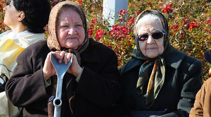 <p>Yaşlı nüfusun eğitim durumu cinsiyete göre incelendiğinde önemli farklılıklar olduğu gözlendi. Bitirilen tüm eğitim düzeylerinde yaşlı erkek nüfus oranının yaşlı kadın nüfus oranından daha yüksek olduğu görüldü.</p>