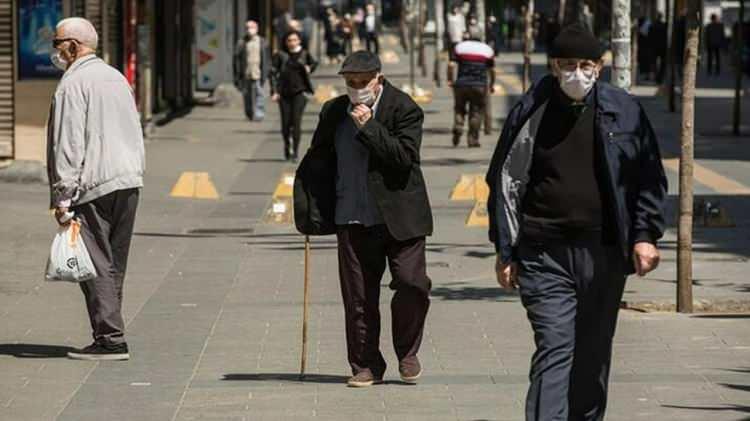 <p>Yaşlı nüfusun yoksulluğu cinsiyete göre incelendiğinde, yaşlı erkeklerde yoksulluk oranı 2017'de yüzde 13,5 iken 2021'de yüzde 9,9 olarak belirlendi. Yaşlı kadınlarda yoksulluk oranı ise 2017'de yüzde 17 iken 2021'de yüzde 12,6 olarak kayıtlara geçti.</p>
<p>Yaşlı nüfusun iş gücüne katılma oranı 2017'de 15 ve daha yukarı yaştaki nüfus için yüzde 52,8 iken 2021'de yüzde 51,4 oldu. Bu oran yaşlı nüfus için 2017'de yüzde 12,2 iken 2021'de yüzde 11,3 olarak hesaplandı. Bu oran cinsiyete göre incelendiğinde, yaşlı erkek nüfusta 2021'de yüzde 18,6 iken yaşlı kadın nüfusta yüzde 5,4 olarak belirlendi. Yaşlı nüfustaki işsizlik oranının 2017'de yüzde 2,2 iken 2021'de 3 olduğu görüldü.</p>