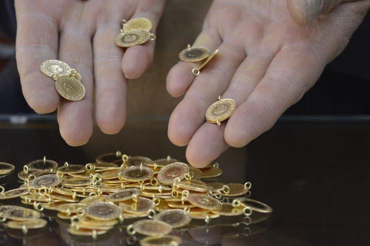 <p>Uzman isim, “Bu ralli, parlak metali yaklaşık 2.060 dolar gibi yeni bir zirveye çıkardı. Altının 3.000 dolara çıkması için koşullar yeterli görünüyor” şeklinde değerlendirmede bulundu.</p>