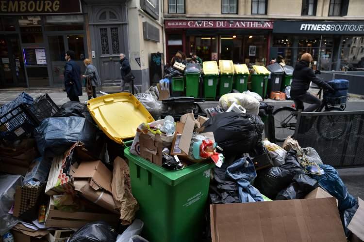 <p>Temizlik işçileri, başkentte oluşan "çöp yığınlarına" rağmen grevlerini 20 Mart Pazartesi'ye kadar sürdürme kararı aldıklarını duyurmuştu.</p>

