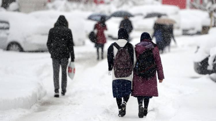 <p>Aydıncık ve Çekerek ilçesinde de kar ve buzlanma nedeniyle tüm okulların 14 Mart Salı günü tatil edildiği duyuruldu.</p>
<p> </p>