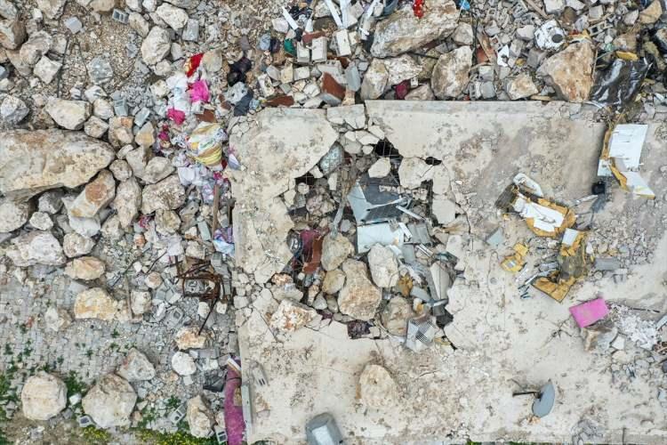 <p>Antakya merkezinde adeta can pazarı yaşanmış. Bizim evlerimiz depremden yıkılmadı, dağdan gelen kayalar evimizi bu hale getirdi. </p>
