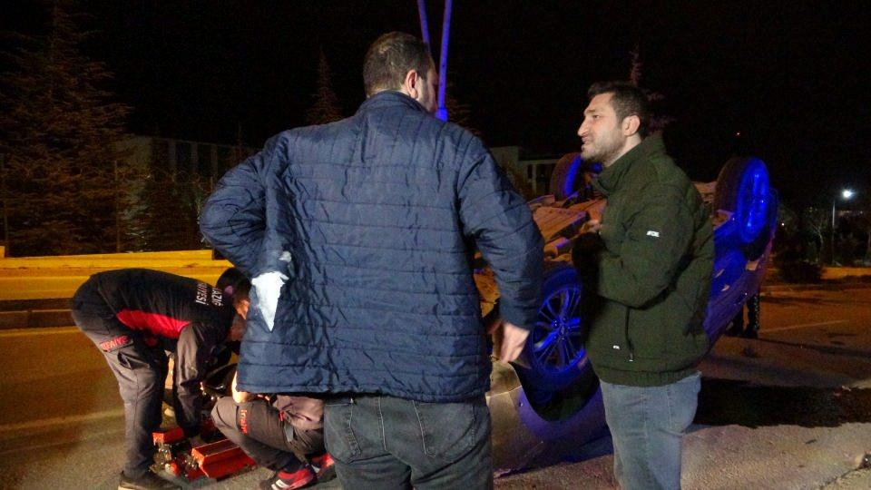 <p>Kazada sürücü, araçta sıkıştı. Haber verilmesi üzerine olay yerine sağlık, itfaiye ve polis ekipleri sevk edildi. </p>
