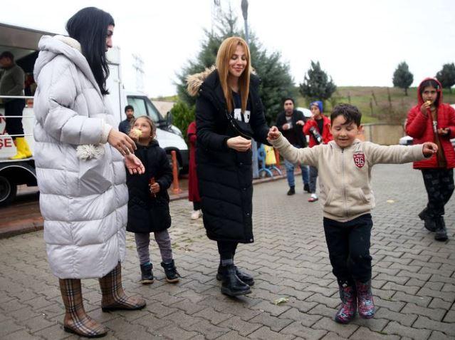 <p><strong>Sevgili Merve Elbistan'da Trabzon Belediyesi'ndeki çadır kentte kalıyor. Doğuştan görme engelli ve her şeyini evini, eşyalarını enkazın altında bırakmış ve sağ olarak çıkmış. </strong></p>
