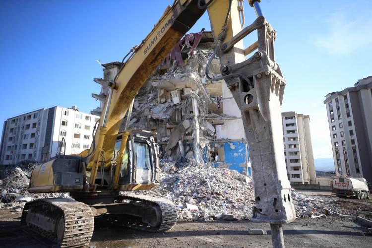 <p>Polis ekiplerinin güvenlik önlemi aldığı bölgede, bina sakinleri enkaz kaldırma çalışmalarına refakat edebiliyor.</p>
